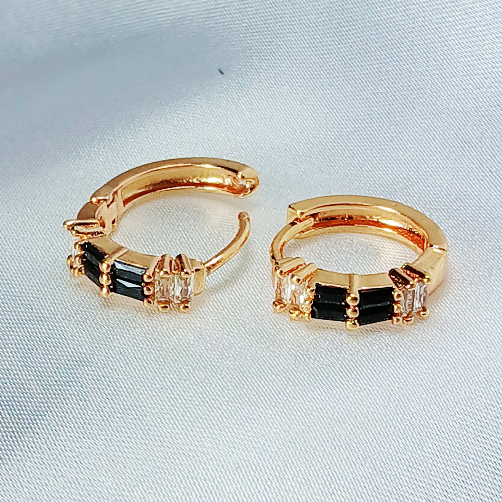 Golden Ear Ring Black 2