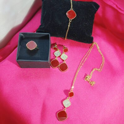 Golden Red Set - lifestyle
