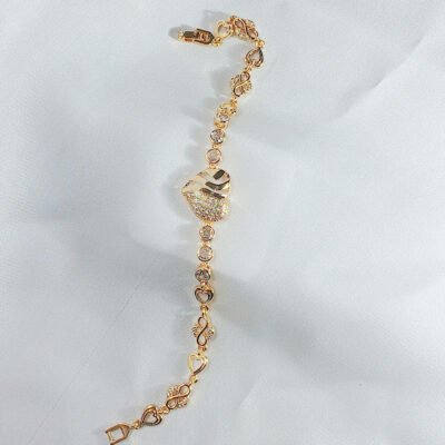 Golden Heart Bracelet - Lifestyle - Luxore