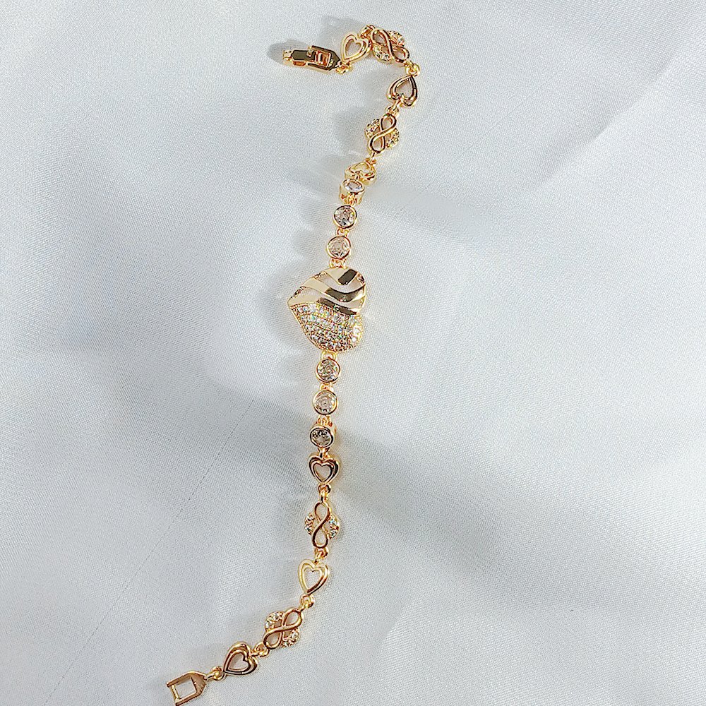 Golden Heart Bracelet - Lifestyle - Luxore