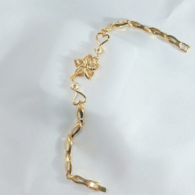 White Rose Bracelet - Lifestyle - Luxore