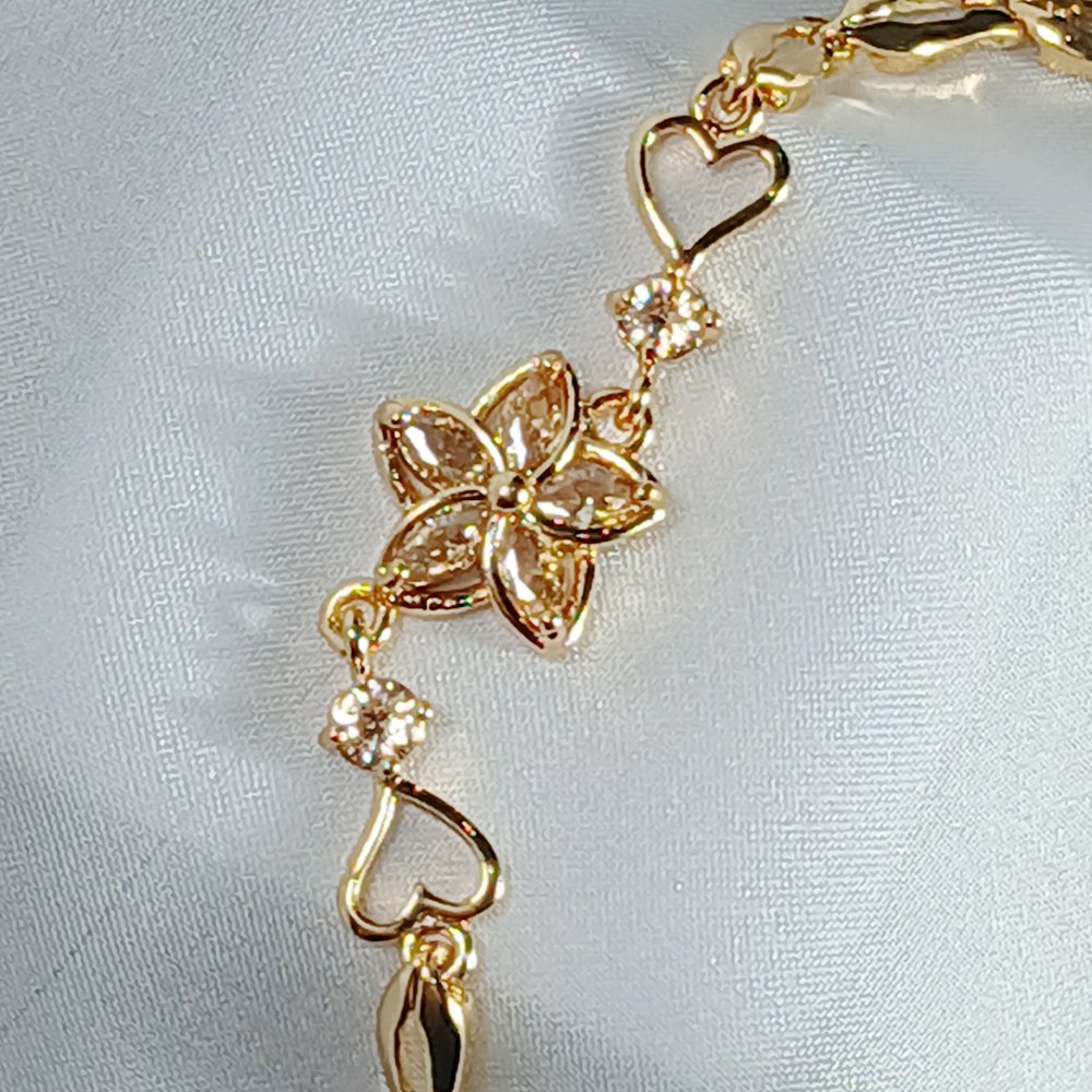 White Rose Bracelet - Lifestyle - Luxore