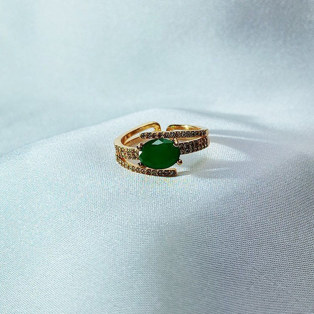 green ring - luxore - rings - lifestyle - 1
